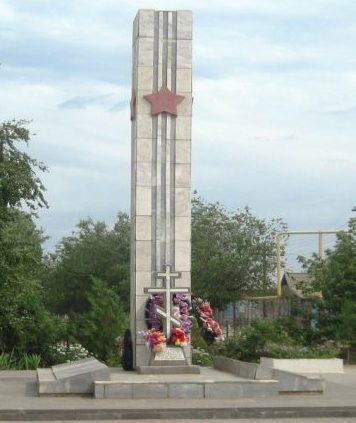 с. Никольское Енотаевского р-на. Обелиск, установленный в память о 235 земляках, погибших в годы войны. 