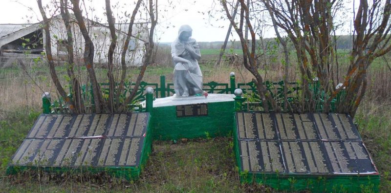 д. Поляны Арсеньевского р-на. Памятник, установленный на братской могиле, в которой похоронено 694 советских воина.
