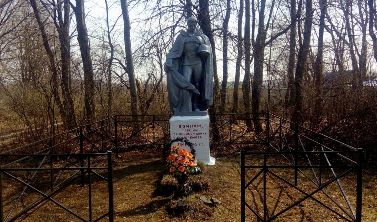 д. Медовая Ефремовского городского округа. Памятник, установленный на братской могиле советских воинов, погибших в годы войны. 