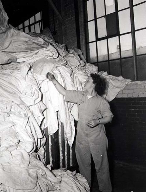 Сортировка белья в лагере Борден, Онтарио. Март 1945 г.