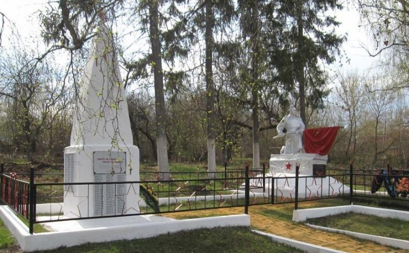 п. Липицы Чернского р-на. Памятник, установленный на братской могиле, в которой похоронены советские воины.