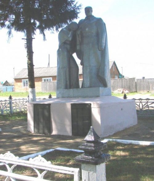 д. Рахлеево Арсеньевского р-на. Памятник, установленный на братской могиле, в которой похоронены советские воины.