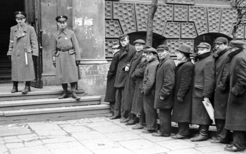 Евреи перед выходом на работы. Май 1941 г.
