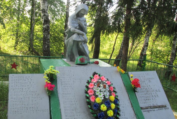д. Рыдань Арсеньевского р-на. Памятник, установленный на братской могиле, в которой похоронены советские воины, погибшие в годы войны. 