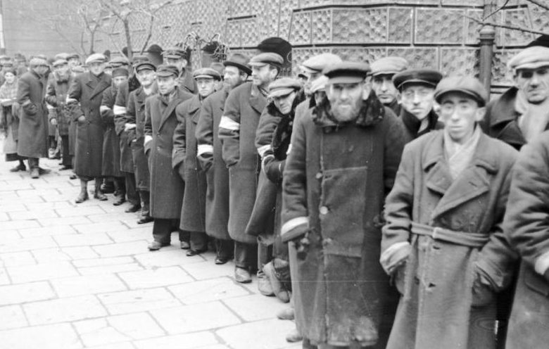 Евреи перед выходом на работы. Май 1941 г.
