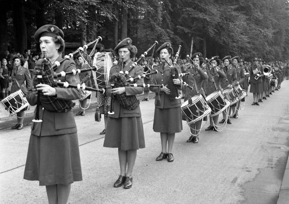 Женский духовой оркестр CWAC во время парада в Апелдорне. Нидерланды, 13 августа 1945 г.