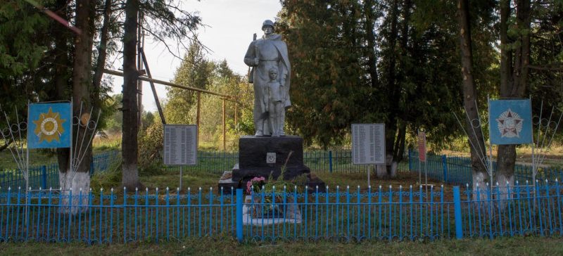 с. Малое Скуратово Чернского р-на. Памятник, установленный на братской могиле, в которой похоронены советские воины.