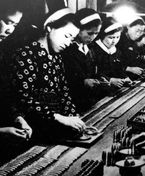 Женщины за выпуском крупнокалиберных патронов. 1944 г.