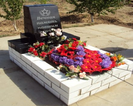 п. Новострой Енотаевского р-на. Памятник, установленный в 2011 году в честь воинов, павшим в годы войны. 