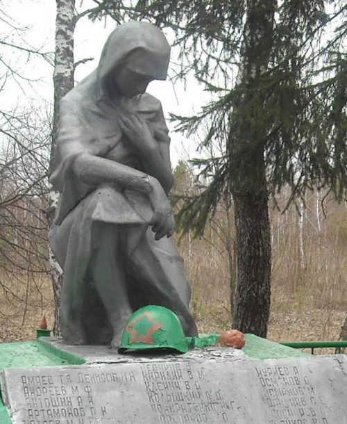 д.Троицкое Арсеньевского р-на. Памятник, установленный на братской могиле, в которой похоронены советские воины, погибшие в годы войны.