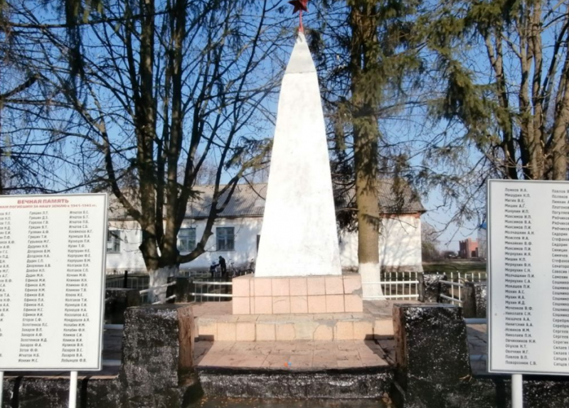 с. Малое Скуратово Чернского р-на. Обелиск, установленный в 1966 году на братской могиле, в которой похоронены советские воины.