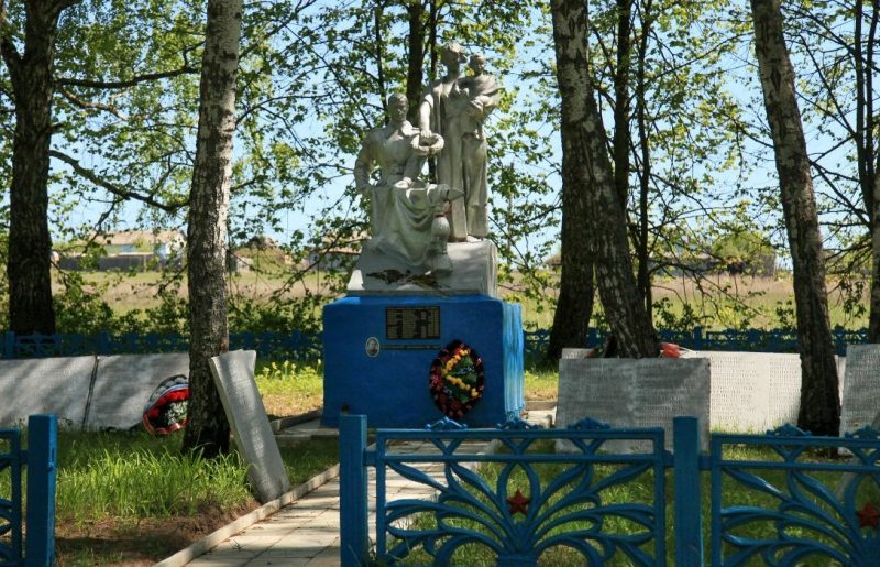 д. Хлопово Арсеньевского р-на. Памятник, установленный на братской могиле, в которой похоронено 2 тысячи советских воинов.