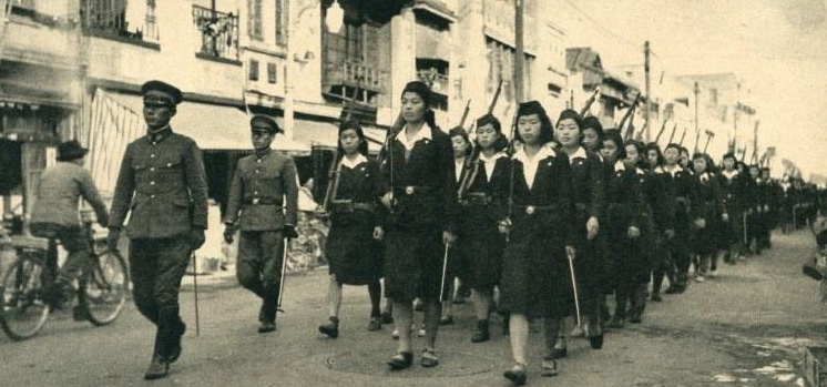 Служащие Женского корпуса направляются на фабрику. 1944 г. 