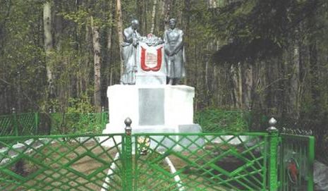 п. Центральный Арсеньевского р-на. Памятник, установленный на братской могиле, в которой похоронены советские воины, погибшие в годы войны.