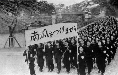 Служащие Женского корпуса на марше. Май 1945 г.