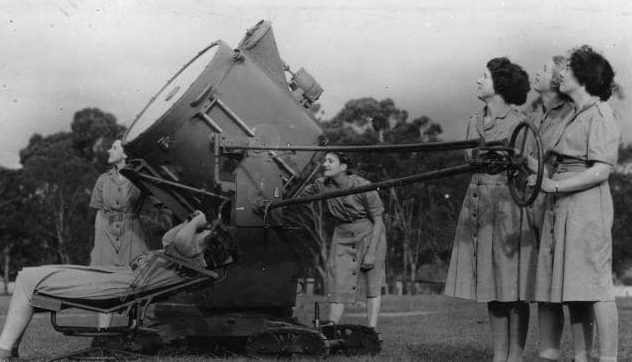 Члены зенитного подразделения AWAS во время учений с прожекторами в Аделаиде. 1942 г.
