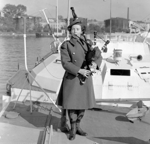 Члены духового оркестра CWAС у трофейных немецких катеров. Вильгельмсхафен, 4 октября 1945 г.