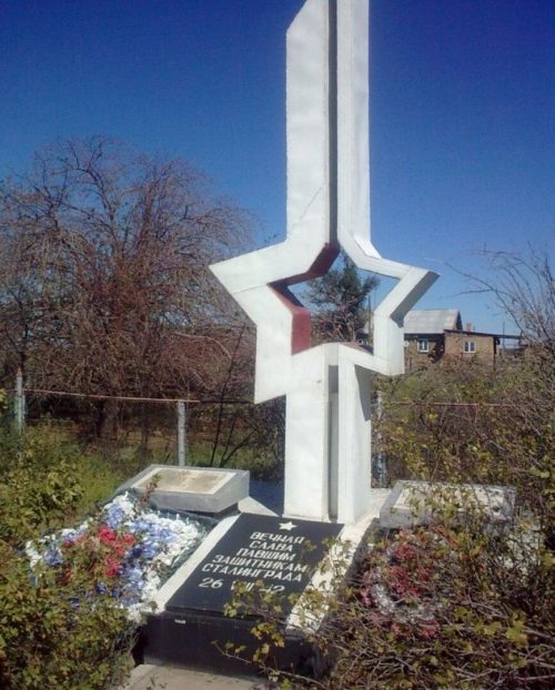 ст. Кочевая Ахтубинского р-на. Памятник, установленный на братской могиле советских воинов, погибших в 1942 году.