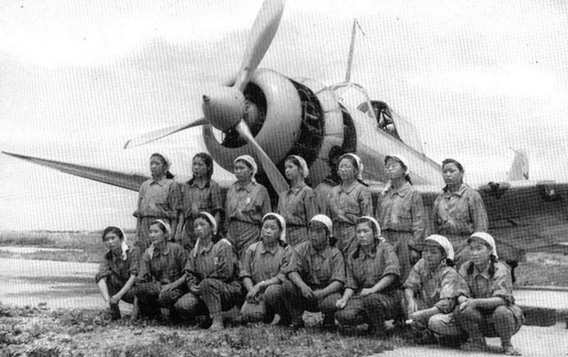 Женская эскадрилья на армейском аэродроме Чоши. 1945 г.