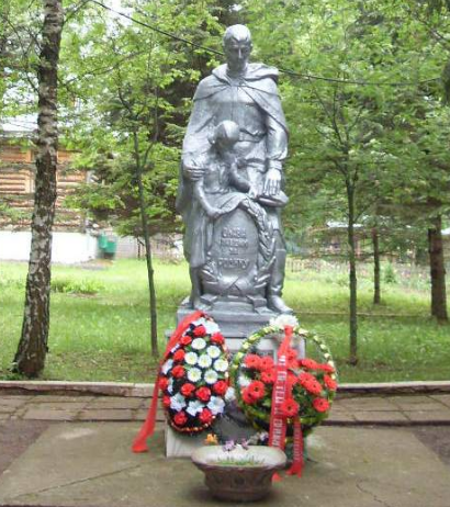 с. Николо-Вяземское Черского р-на. Памятник, установленный на братской могиле, в которой похоронены советские воины. 