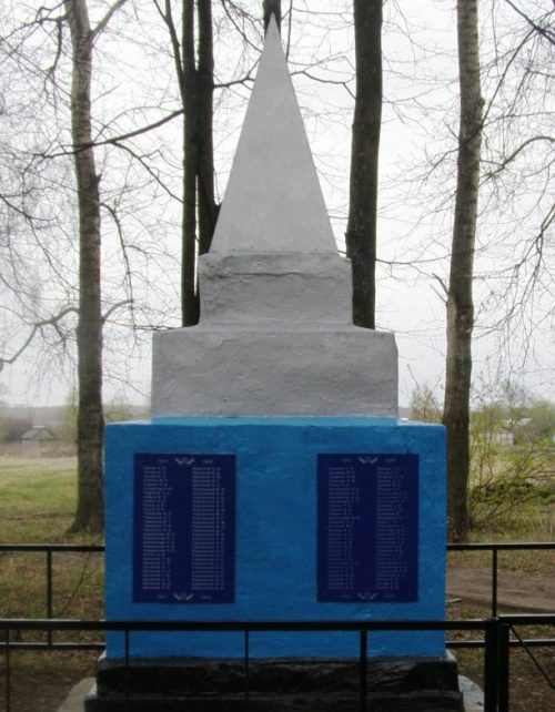 д. Пчельна Одоевского р-на. Обелиск, установленный в 1966 году советским воинам, погибшим в годы войны.