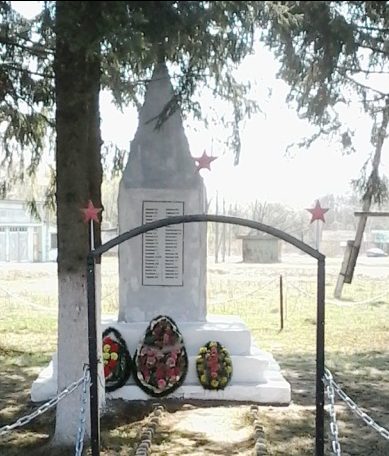 с. Николо-Вяземское Черского р-на. Обелиск, установленный в 1966 году на братской могиле, в которой похоронены советские воины. 