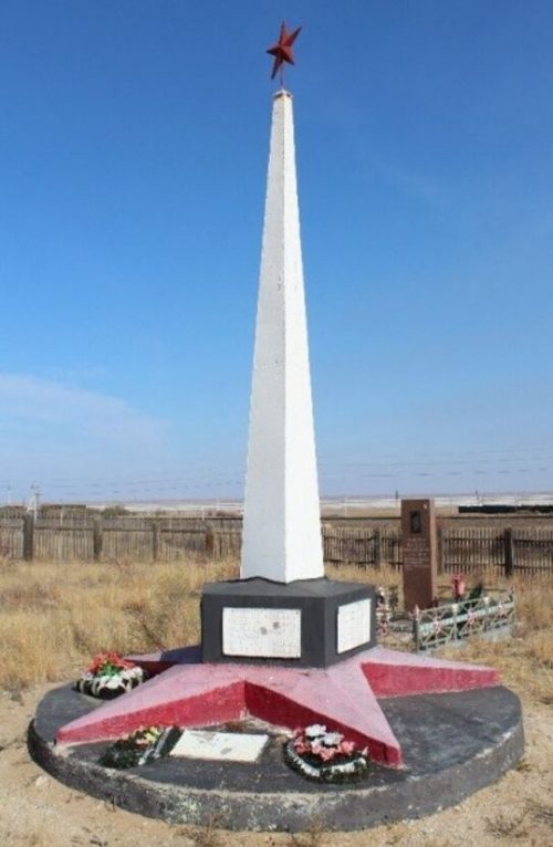 п. Нижний Баскунчак Ахтубинского р-на. Обелиск, установленный на братской могиле, в которой похоронено 8 советских воинов, погибших в 1942 году.