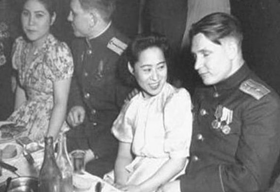 Японские женщины с советскими офицерами военной миссии в Японии. 1945 г. 