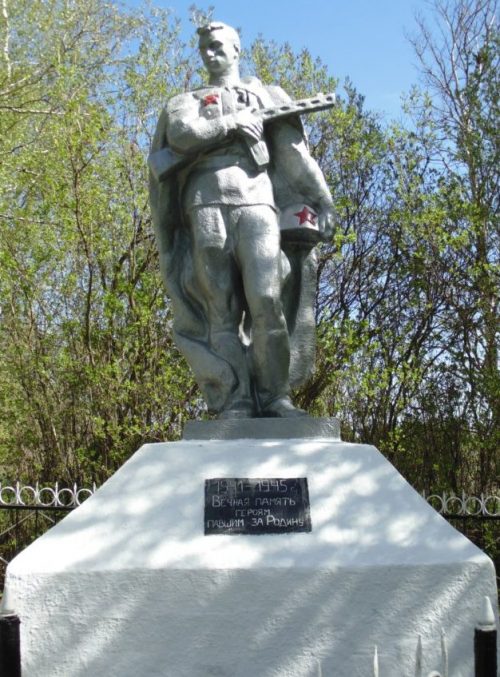 д. Ясенки Арсеньевского р-на. Памятник, установленный на братской могиле, в которой похоронены советские воины, погибшие в годы войны.