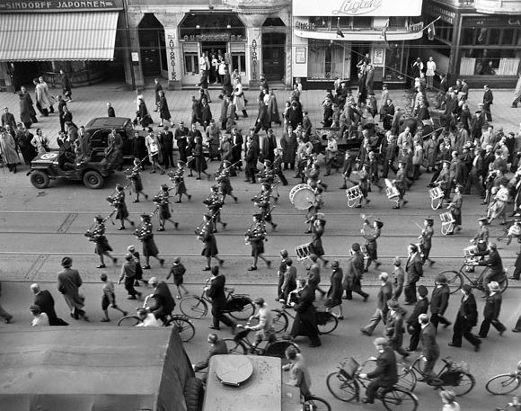 Духовой оркестр CWAС проходит через Амстердам, Нидерланды. 17 октября 1945 г.