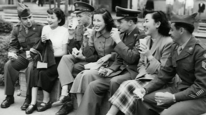 Американские военнослужащие и японские девушки во время оккупации Японии. 1945 г. 
