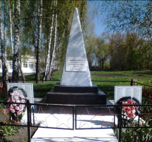 с. Новое Покровское Черского р-на. Обелиск, установленный в 1966 году на братской могиле, в которой похоронены советские воины.