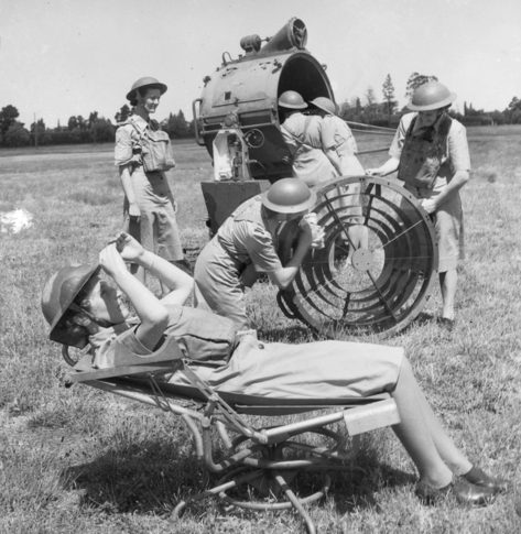 Члены зенитного подразделения AWAS во время учений с прожекторами в Аделаиде. 1942 г.