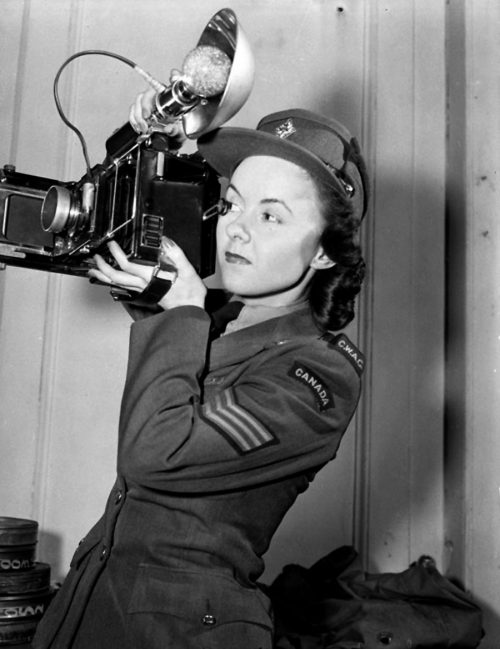 Сержант CWAС Карен М. Хермистон с фотоаппаратом. 15 ноября 1945 г.