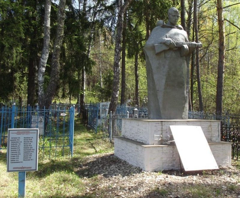 д. Подберезово Черского р-на. Памятник, установленный на братской могиле, в которой похоронены советские воины.