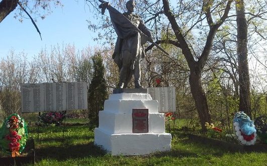 д. Бакино Белевского р-на. Памятник, установленный в 1957 году на братской могиле, в которой похоронены советские воины. 