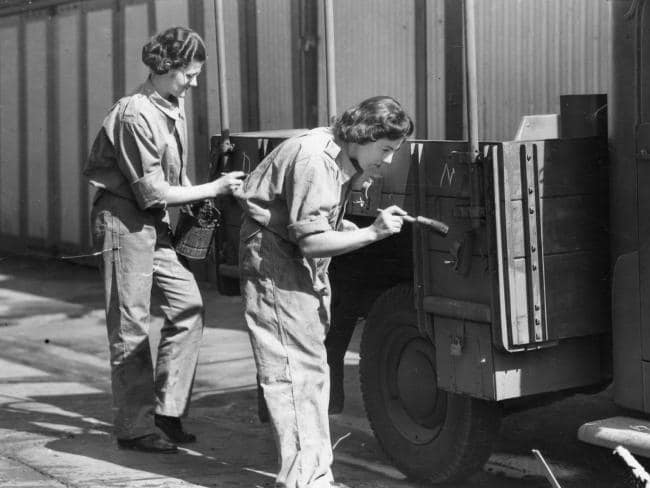 Служащие AWAS во время работы. 1942 г. 