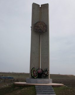 с. Седлистое Икрянинского р-на. Памятник, установленный в 1986 году, в честь погибшим воинов в годы войны. 