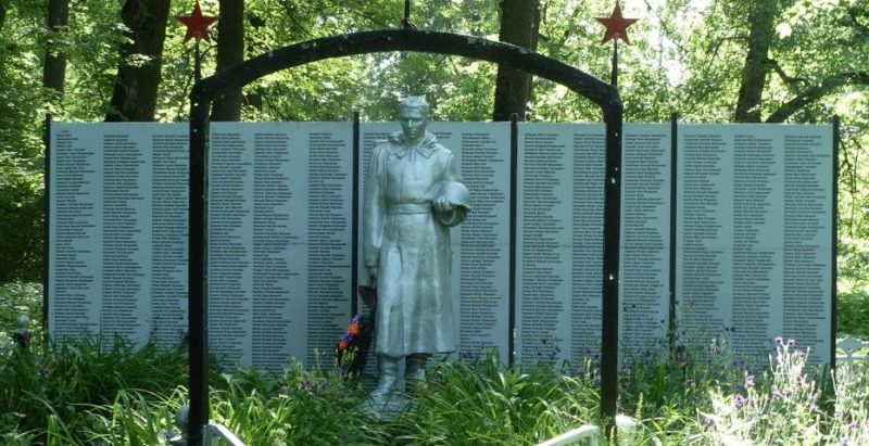 с. Полтево Чернского р-на. Памятник, установленный на братской могиле, в которой похоронены советские воины.