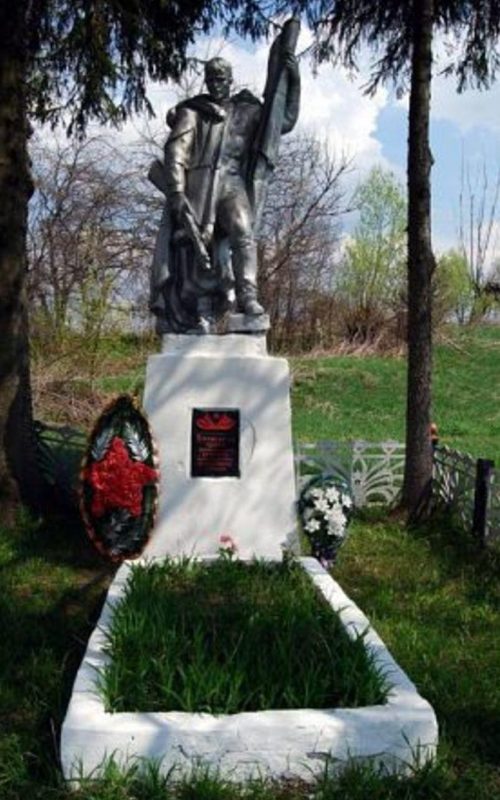 д. Башкино Белевского р-на. Памятник, установленный в 1957 году на братской могиле, в которой похоронены советские воины.