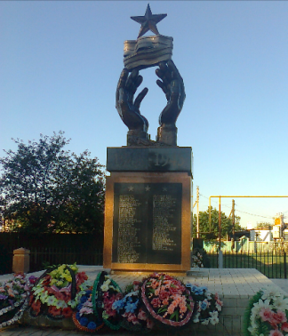 с. Бирючек Камызякского р-на. Обелиск, установленный в 2008 году в честь воинов, погибших в годы войны.