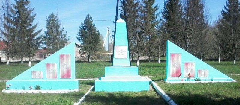 с. Полтево Чернского р-на. Обелиск, установленный в 1966 году на братской могиле, в которой похоронены советские воины.