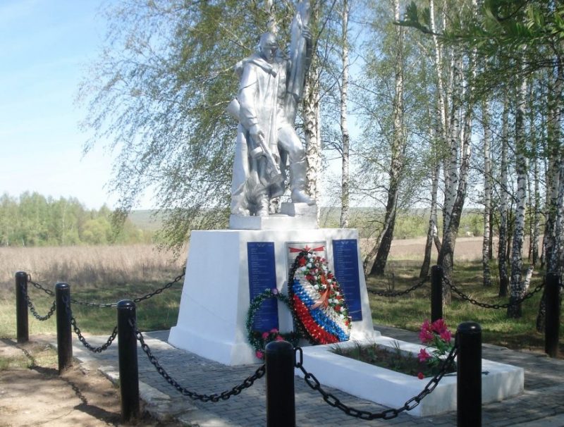 д. Ченцовы Дворы Одоевского р-на. Памятник, установленный в 1949 году на братской могиле, в которой похоронены советские воины, погибшие в годы войны. Скульптор - Дарачан.