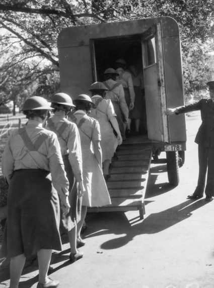 Члены AWAS входят в мобильную газовую камеру для проверки противогазов во время учебного курса в Мельбурне. Март 1943 г. 