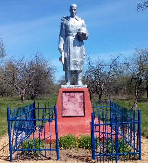 д. Синегубово - 1 Чернского р-на. Памятник, установленный на братской могиле, в которой похоронены советские воины. 