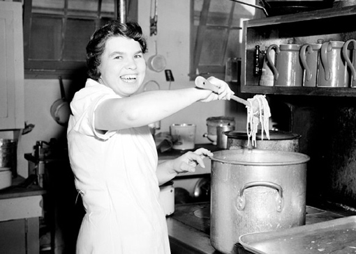 Миссис Э. Эллиотт готовит спагетти на кухне Школы летной подготовки № 3 (SFTS), Калгари. 1941 г. 
