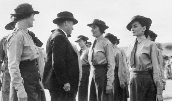 Министр австралийской армии Ф. М. Форде осматривает персонал AWAS в Западном учебном центре. Нортам, 20 апреля 1943 г.
