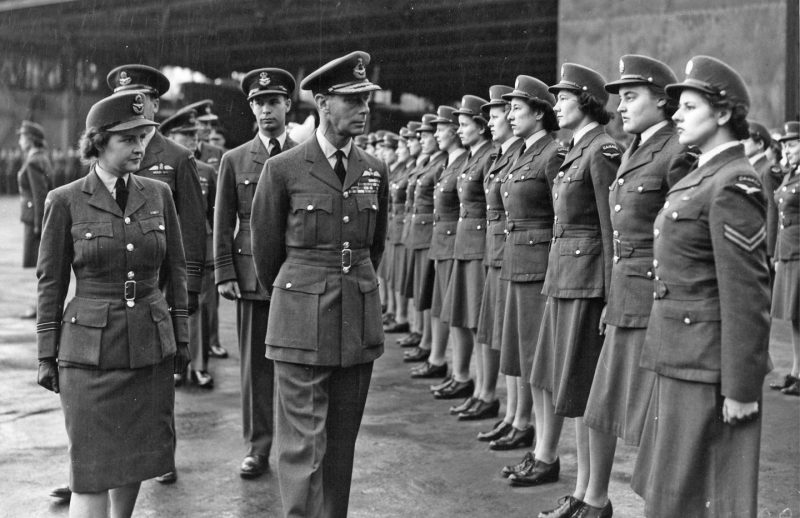 Король Георг осматривает строй служащих RCAF. 2 июля 1941 г.
