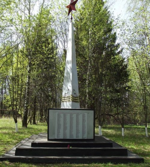 п. Скуратовский Чернского р-на. Обелиск, установленный в 1966 году на братской могиле, в которой похоронены советские воины.