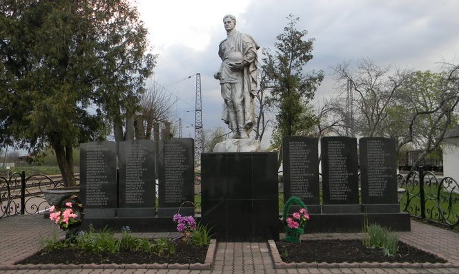Ст. Горбачево Плавского р-на. Памятник, установленный в 1949 году на братской могиле, в которой похоронено 128 советских воинов, погибших в годы войны.